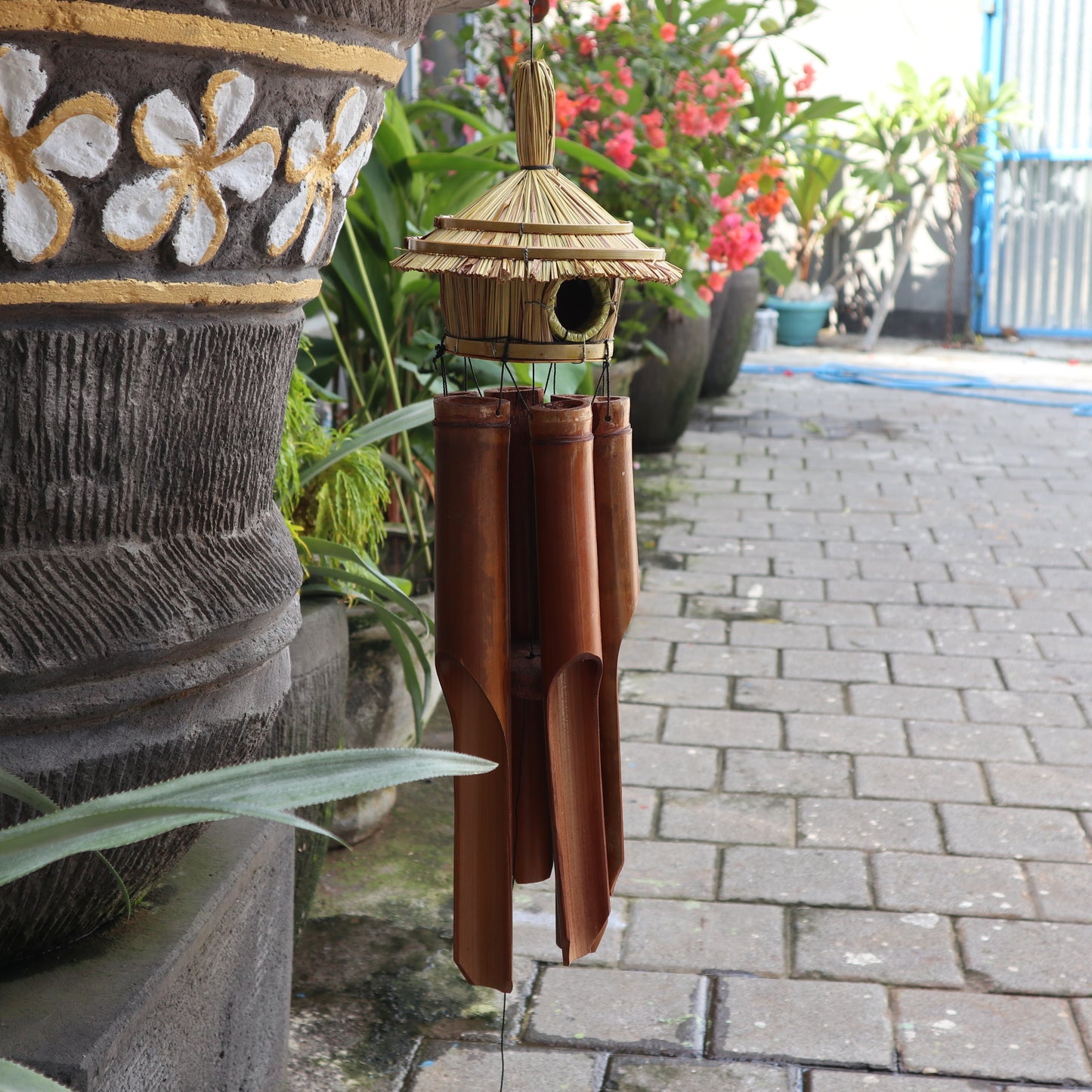 Lrg Round Seagrass Bird Box with Chimes 56x20cm